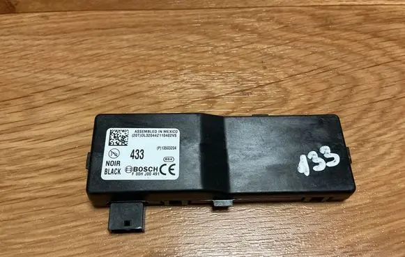 Opel Insignia A Door central lock control unit/module 13503204 L32044Z110402VS F00HJ00491