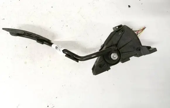 Accelerator throttle pedal