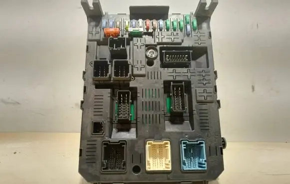 Citroen C5 Fuse module 281197595