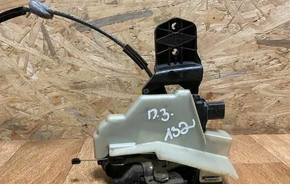 Volkswagen PASSAT B5 Rear door lock 3B0837868