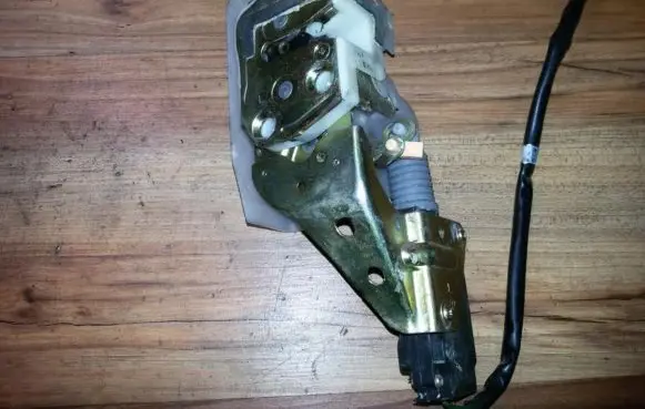 Mazda 323 Front door lock