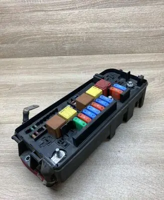 Opel Vectra C Fuse module 13170900