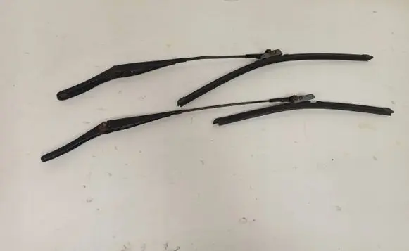 Opel Astra H Front wiper blade arm 13111220