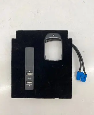 Mercedes-Benz S W222 USB socket connector A2228200915 A2228200254
