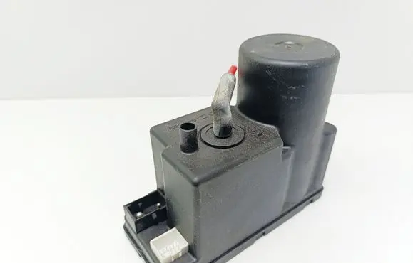 Audi A4 S4 B5 8D Central locking vacuum pump 4A0862257A