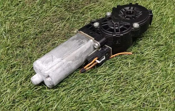 Volkswagen PASSAT B6 Seat adjustment motor 0390203224