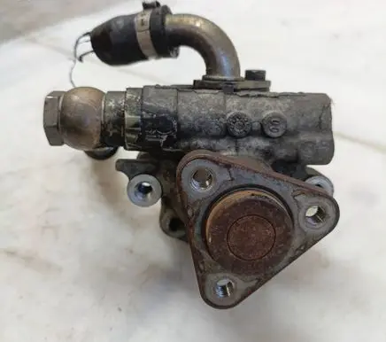 Volkswagen PASSAT B5 Power steering pump 8D0145156L