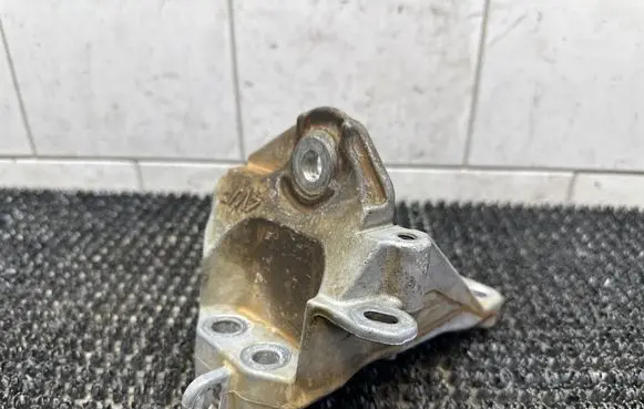 Engine mounting bracket