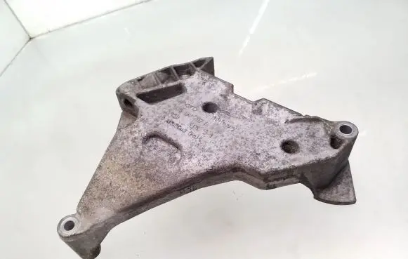 Skoda Octavia Mk2 (1Z) Engine mounting bracket 03G199207E