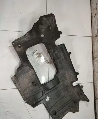 Volkswagen PASSAT B4 Engine splash shield/under tray 