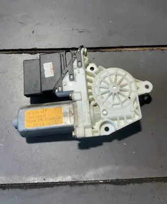 Volkswagen Golf IV Rear door window regulator motor 1J4959812A 101428200