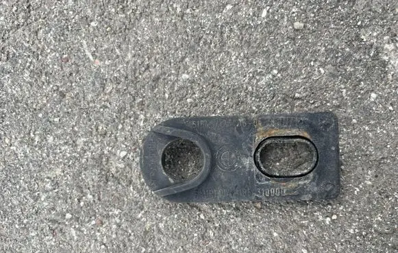 BMW 1 E81 E87 Radiator mount bracket 7123406