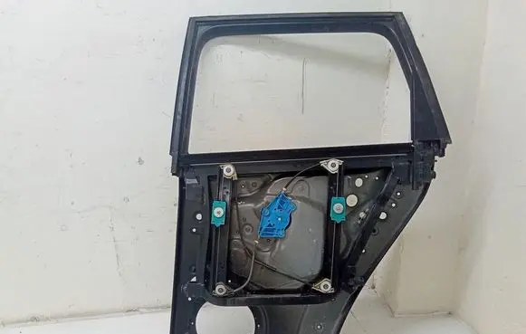 Volkswagen Touareg I Rear door window/glass frame 7L0839353