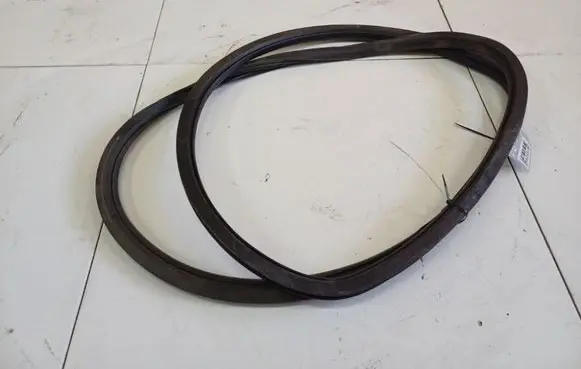 Skoda Octavia Mk2 (1Z) Rubber seal front coupe door 