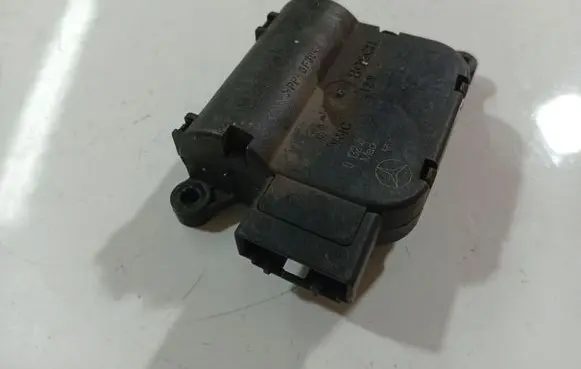 Mercedes-Benz B W245 Air flap motor/actuator 0132801368