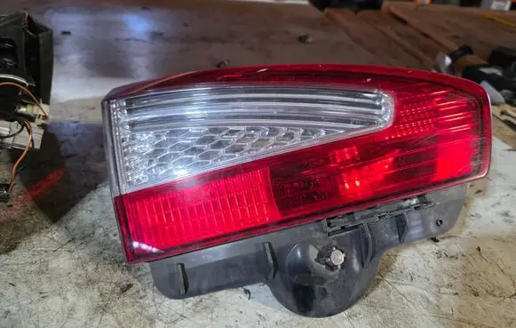 Tailgate rear/tail lights