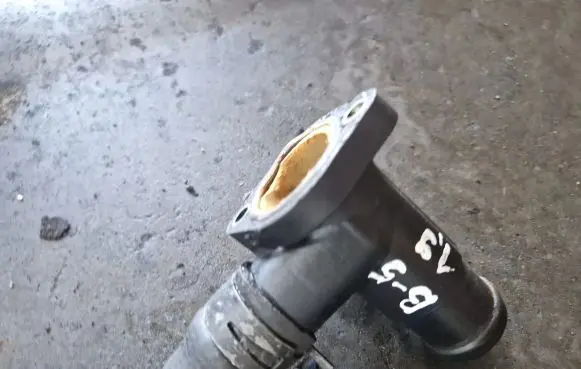 Volkswagen PASSAT B5 Engine coolant pipe/hose 028121132