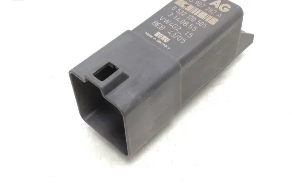 Volkswagen Golf V Glow plug pre-heat relay 03G907282A 0522120505