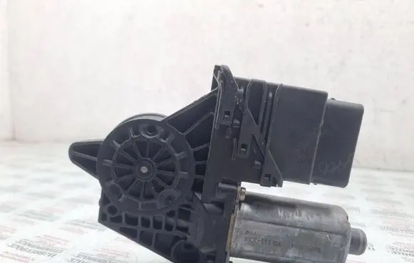 Volkswagen PASSAT B5 Rear door window regulator motor