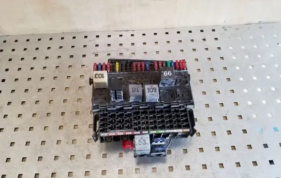 Volkswagen Transporter - Caravelle T4 Fuse module 7D0937517