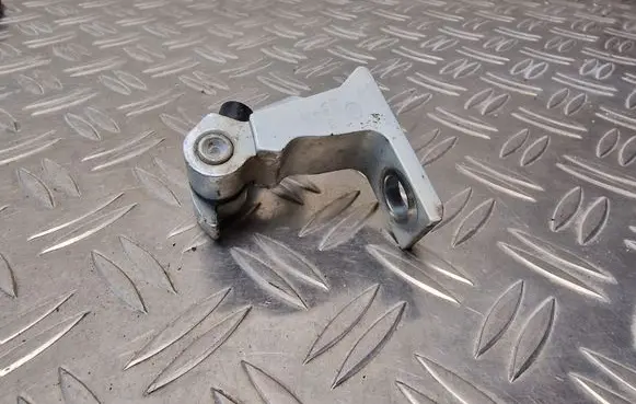 Volkswagen PASSAT B8 Front door upper hinge 8X0831403E