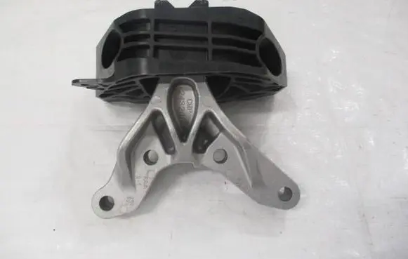 Engine mount vacuum valve