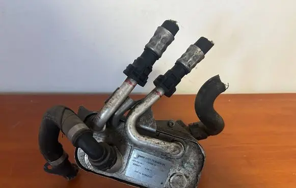 BMW 3 E90 E91 Engine oil radiator 7536929