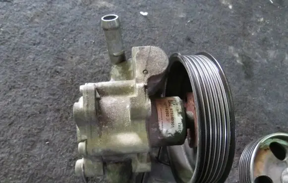 BMW X1 E84 Power steering pump 678045901