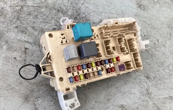 Toyota Corolla Verso AR10 Fuse box set 892210F010