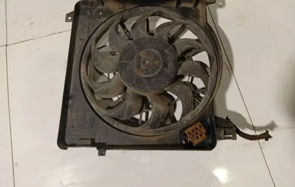 Opel Astra H Radiator cooling fan shroud 136613311
