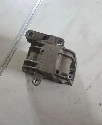 Volkswagen PASSAT B6 Engine mount bracket 1K0199712