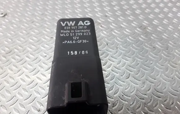 Volkswagen Touran I Glow plug pre-heat relay 038907281D