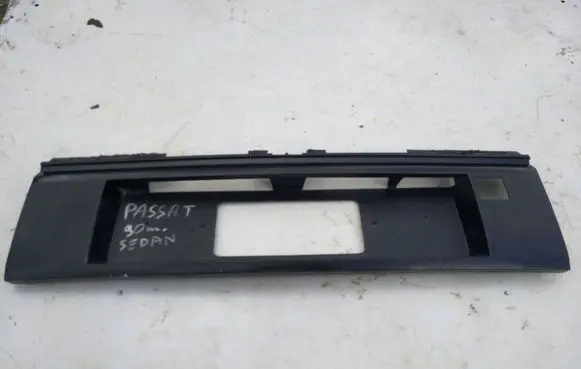 Volkswagen PASSAT B3 Trunk door license plate light bar 357853489