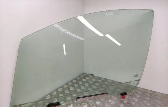 Toyota Yaris Front door window glass four-door