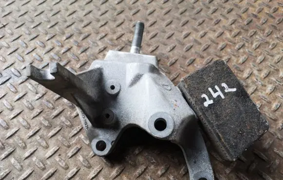 Ford Mondeo MK V Gearbox mounting bracket DS737M125JA