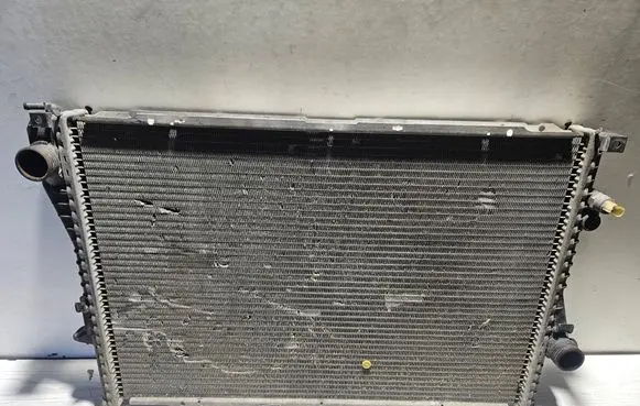 BMW 5 E39 Coolant radiator 2246012 1737812 2137710003