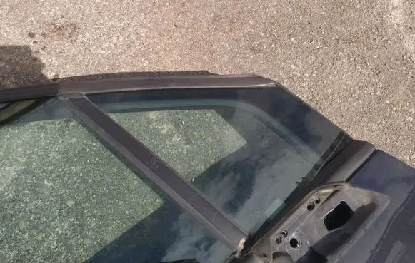 Peugeot 807 Front door vent window glass four-door 