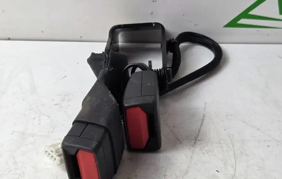 Peugeot 308 Middle seatbelt buckle (rear) 647866800 L00910105324 6478643ETA