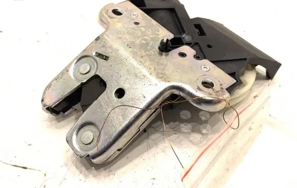 Volkswagen PASSAT B6 Tailgate exterior lock 4F5827505D