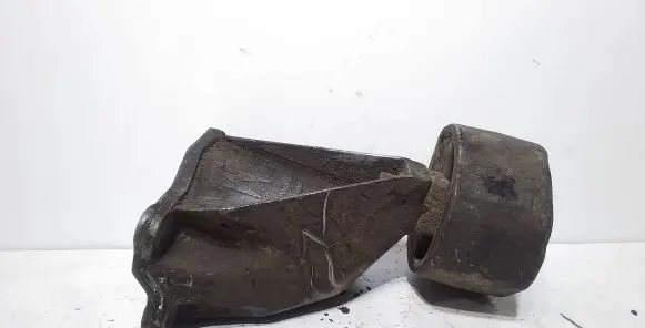 Volkswagen PASSAT B5 Engine mounting bracket 8D0399113AB