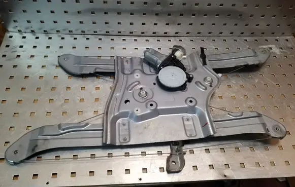 Mitsubishi Grandis Front door window regulator with motor MR989947 0620402220