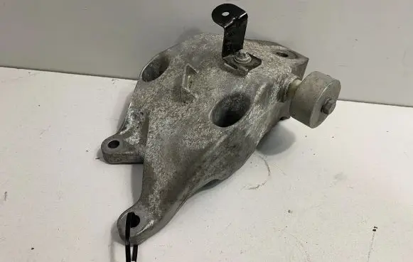 BMW 7 G11 G12 Engine mounting bracket 6861553