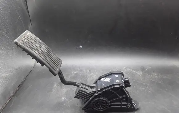 Honda CR-V Accelerator throttle pedal 31303J28