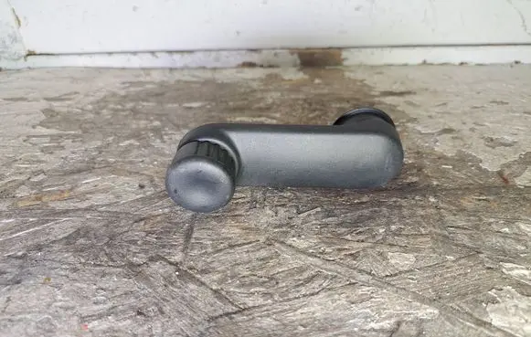 Dacia Logan I Front door window winding handle 8200673745