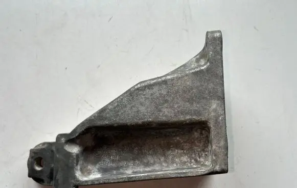 BMW 3 E90 E91 Engine mounting bracket 68572910