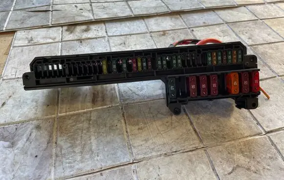 BMW 5 E60 E61 Fuse module 25613290