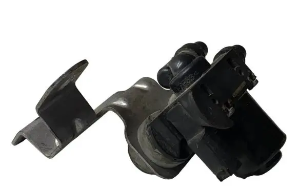 BMW X5 F15 Coolant heater control valve 8517589 1147412226 17128517589
