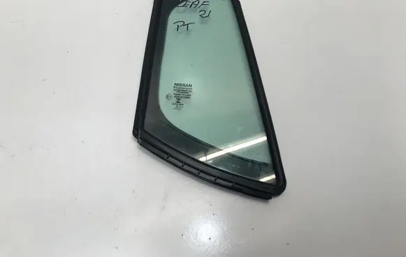 Nissan Leaf II (ZE1) Rear vent window glass 822725SL0A
