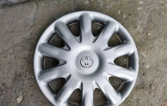 Toyota Avensis T220 R15 wheel hub/cap/trim 42602-05050