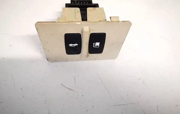 Tailgate opening switch